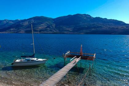 En el lago de Puerto Patriada no se permiten embarcaciones a motor, por lo que el silencio es total