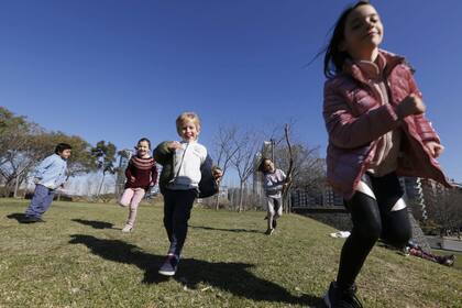 Los niños también aprovechan los espacios verdes de Puerto Madero en sus salidas recreativas