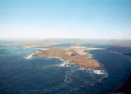 Puerto Argentino a la vista. La cámara del teniente Antonio Urbano capta el momento previo al primer aterrizaje del Fokker “Islas Malvinas” el 2 de abril de 1982. (Gentileza de Antonio Urbano).