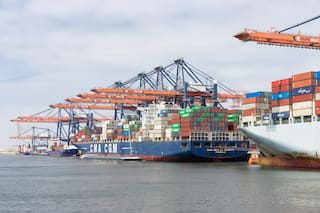 ¿Qué ciudad portuaria domina el comercio internacional?