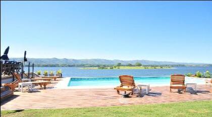 Puerto del Águila está sobre el Lago Los Molinos; es un country naútico.