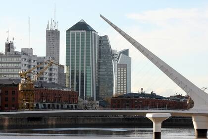 "Zona moderna y exclusiva ubicada junto al río", dice el chat GPT sobre Puerto Madero, el barrio más nuevo de la ciudad