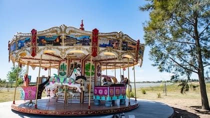 Puerto Nizuc contará con una amplia oferta comercial y de servicios para satisfacer las demandas de la vida actual. Desde un paseo comercial, con restaurante, mini mercado, farmacia, banco, café, y entretenimientos, hasta un espacio destinado a oficinas, colegios y centros de salud.