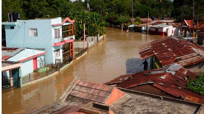 Sin luz, agua potable ni comunicaciones, la crisis en la isla se torna desesperante