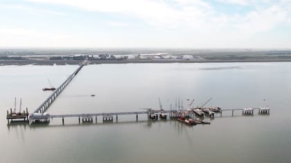 Puerto Rosales recibe alrededor de 360.000 barriles diarios de Vaca Muerta, de los cuales destina 160.000 al mercado interno