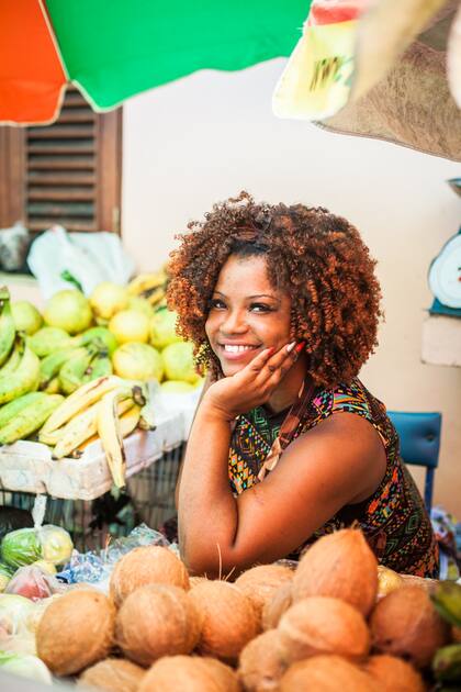Puestera en el mercado de especias de Grenada.