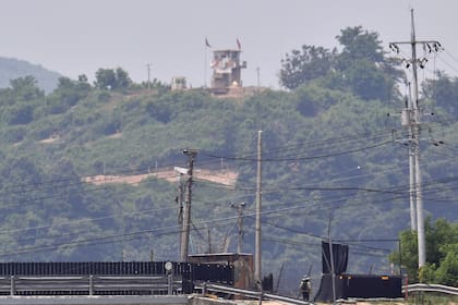 Puesto de guardia norcoreano (arriba) sobre una cerca militar surcoreana (abajo) desde la ciudad fronteriza de Paju