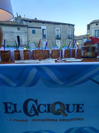 Puesto de mate argentino en Lungro