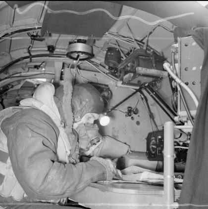 Puesto de navegador en un bombardero Halifax perteneciente al Bomber Command. (Cortesía IWM) En una posición así trabajaba Hughes