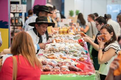 Puestos con platos de cocineros, productos de la tierra y del mar. Todo en Mappa, del 14 al 16 de abril en Zapiola Y Matienzo