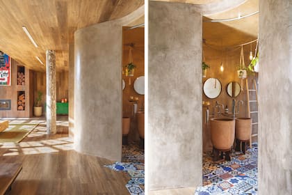 Puestos de manera irregular, los revestimientos símil calcáreos 'Volta' (San Lorenzo Design) marcan la transición entre espacios y aparecen en distintos sectores como parte de un lenguaje común.