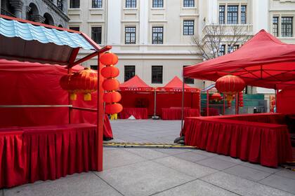 Puestos vacíos en el área de Qianmen en Pekín el 1 de febrero de 2020