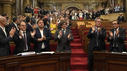 Puigdemont y funcionarios catalanes, ayer, tras la votación