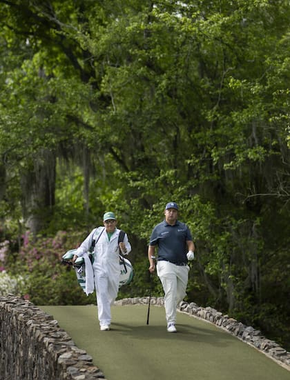 Pulcini junto con su caddie Steve Kling, en el puente que conduce al hoyo 12