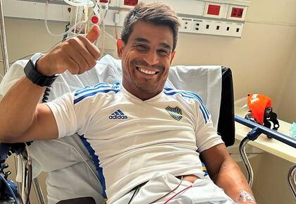 Pulgar para arriba de Hugo Ibarra, durante su internación