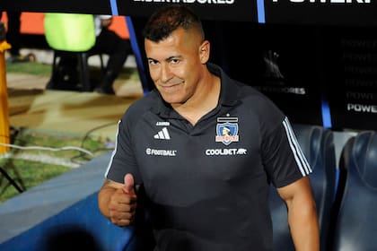 Pulgar para arriba: Jorge Almirón se reinventó en Colo Colo, luego de la final de la Libertadores con Boca