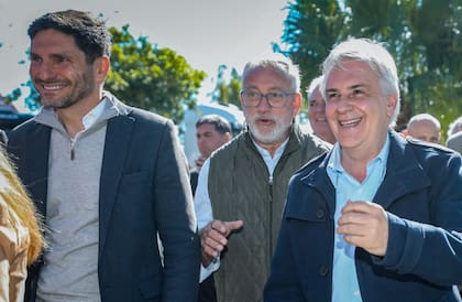 Pullaro y Llaryora en la recorrida por la muestra lechera
