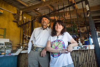 Carlos Canelo y su mujer, Patricia Velardo son los dueños de la pulpería y los únicos habitantes del paraje
