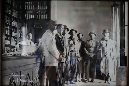 Una foto histórica de la pulpería donde se a Don Segundo Ramírez, ergo, Don Segundo Sombra (el primero a la derecha)