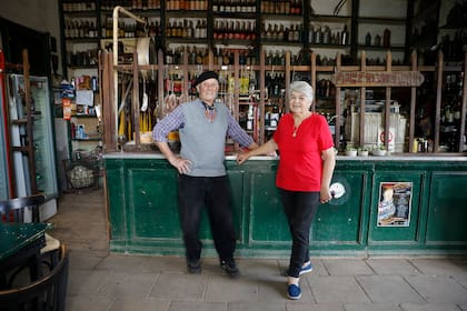 Olinda Moreni y Santos Quinteros atienden el almacén desde hace medio siglo