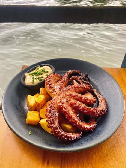 Pulpo con mayonesa de kimchi, uno de los platos estrella de Ocyá