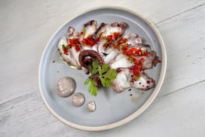Pulpo con oliva y tomates