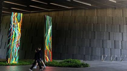 Pulsation trata de representar el espíritu de una deportista de élite a través de su presencia online. Cuatro pantallas de LEDs monolíticas emergen del suelo desde diferentes ángulos. Pulsation circula cíclicamente a través de cuatro modos, cada uno con su estética y reglas algorítmicas particulares