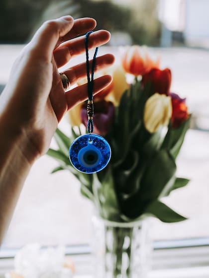 Pulsera de ojo turco (Foto: PEXELS)