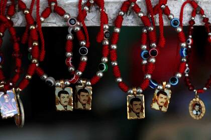 Pulseras de "Malverde" y otros souvenirs de los Santos en la capilla "San Jesús Malverde" en Culiacán en el estado mexicano de Sinaloa