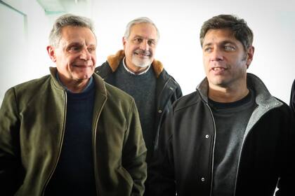 Pulti, con Kicillof; detrás de ellos, Raúl Calamante, que quedó inscripto en las dos listas peronistas marplatenses en pugna