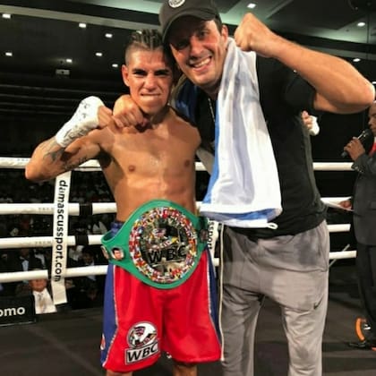 Puma Martínez y su entrenador, Rodrigo Calabrese; a los 30 años, Fernando Martínez consiguió otro cinturón, el de los supermoscas de FIB, y quedó como el sexto argentino campeón en ese peso.