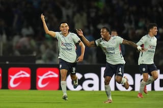 Pumas reacciona para empatar 2-2 con el líder Cruz Azul en la Liga MX