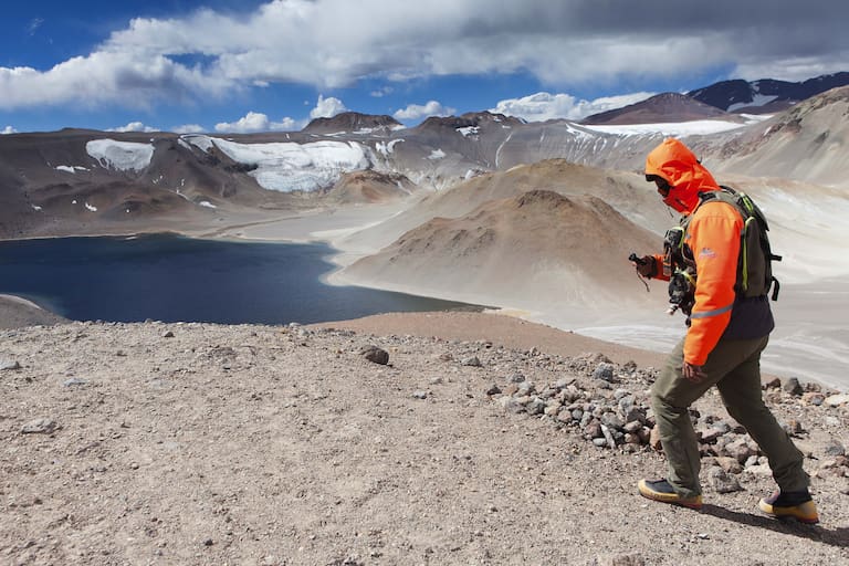 Corona del Inca, en la puna riojana. Un cráter volcánico a 5.282 metros que alberga un gigantesco ojo de agua azul. Foto: Xavier Martín.