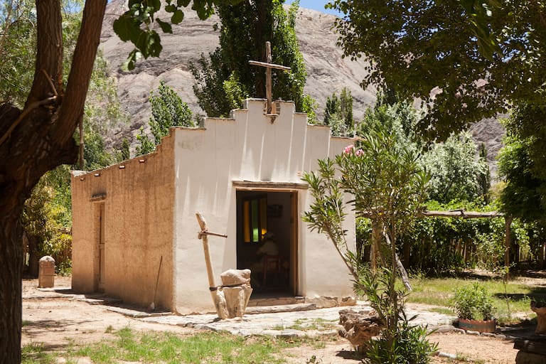 Un retrato de los abuelos de Iván Solar y la capilla del paraje El Chinguillo. Foto: Xavier Martín.