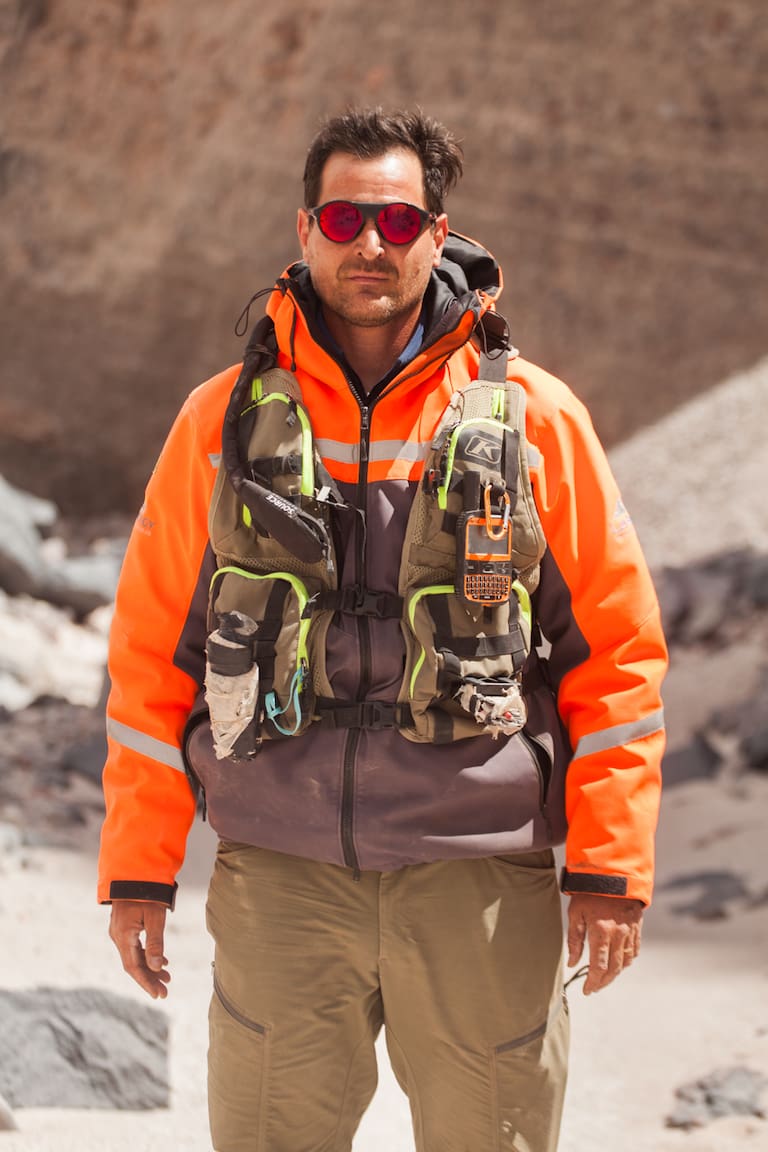 Pablo Nielsen, guía y artífice de Nielsen Logística y Expediciones. Un detalle de coirones