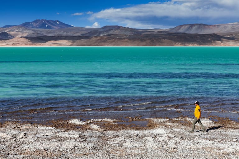 Atardecer en Laguna Verde, uno de los sitios más lindos de la puna catamarqueña, junto al salar Tres Quebradas. Foto: Xavier Martín.