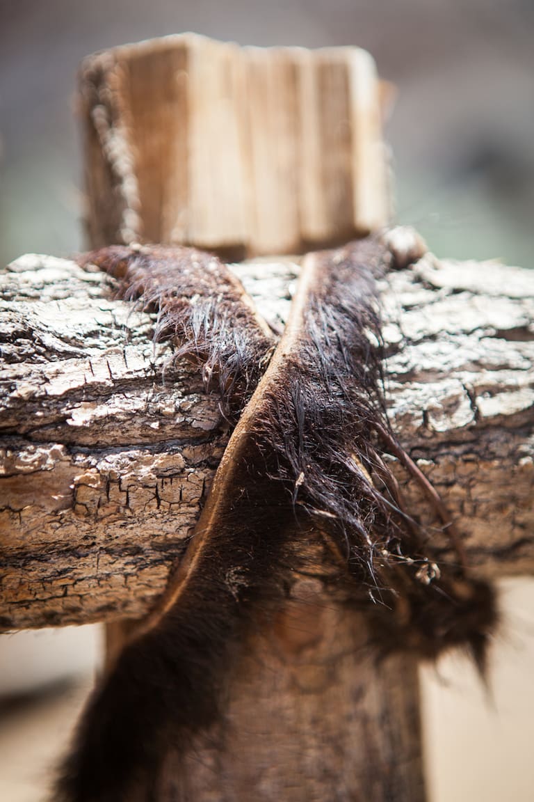 Antigua técnica para unir los tirantes con tientos de cuero. Iván Solar en su finca de El Chinguillo. Fotos: Xavier Martín.