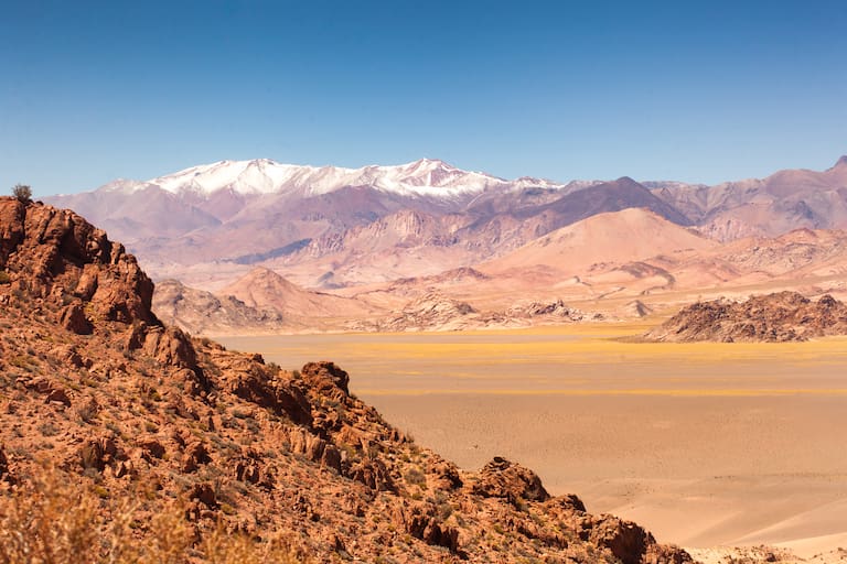 El Llano de los Leones desde un mirador a 3740 metros de altura, en el P.N. San Guillermo. Un zorro colorado se acerca con distancia prudencial durante un alto en el camino. Fotos: Xavier Martín.