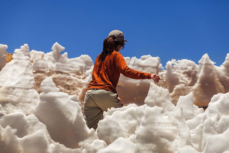El camino a Corona de Inca está jalonado de penitentes. Son restos de hielo que el sol no derritió y simulan un grupo de peregrinos en procesión. Foto: Xavier Martín.