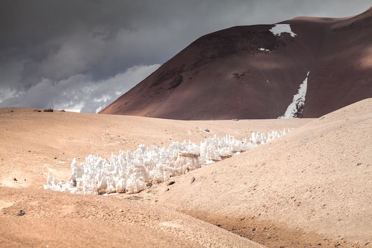 El camino a Corona de Inca está jalonado de penitentes. Son restos de hielo que el sol no derritió y simulan un grupo de peregrinos en procesión. Foto: Xavier Martín.