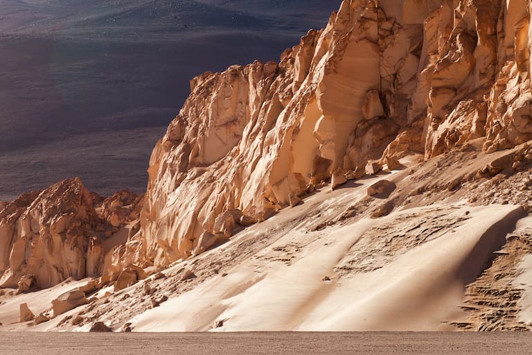 Unos kilómetros antes de Corona del Inca un arenal desafía a los conductores. El camino avanza por el fondo de una quebrada rodeada de formaciones rocosas. Foto: Xavier Martín.