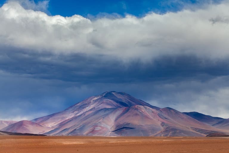 Camino al Balcón del Pissis, las montañas sorprenden con la variedad de tonos que presenta la roca. Foto: Xavier Martín.