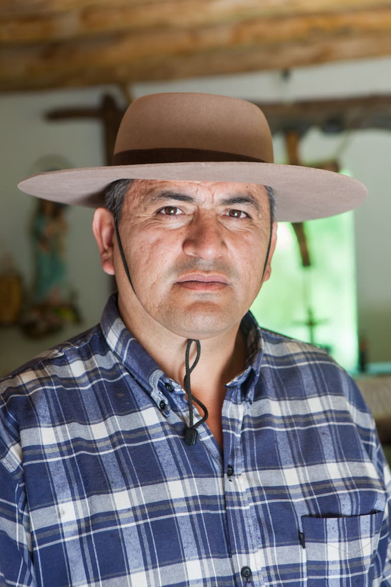 Antigua técnica para unir los tirantes con tientos de cuero. Iván Solar en su finca de El Chinguillo. Fotos: Xavier Martín.