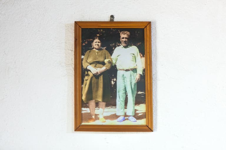 Un retrato de los abuelos de Iván Solar y la capilla del paraje El Chinguillo. Foto: Xavier Martín.
