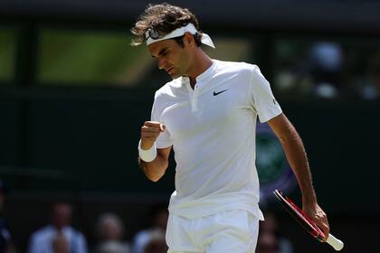 Puño cerrado para Federer que sigue su camino en Wimbledon