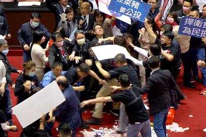 La pelea hoy en el Parlamento de Taiwán