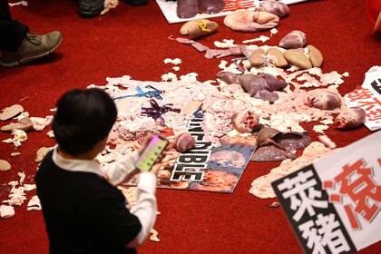 Las tripas de cerdo en el piso del Parlamento de Taiwán