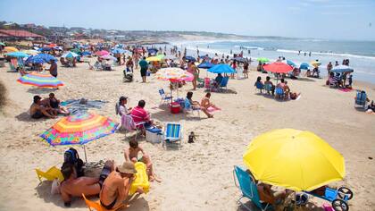 Punta del Diablo a pleno, en un día de sol.