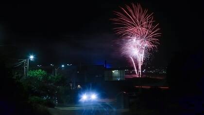 Los fuegos artificiales y brindis se extendieron hasta pasada la una; luego, los festejos se trasladaron a fiestas