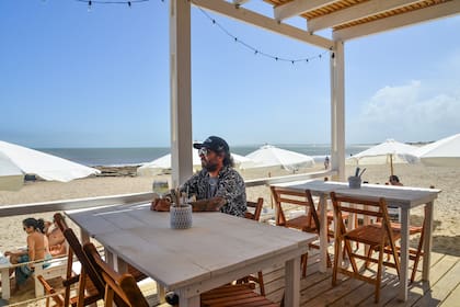 Los restaurantes ofrecen mesas al aire libre y take away